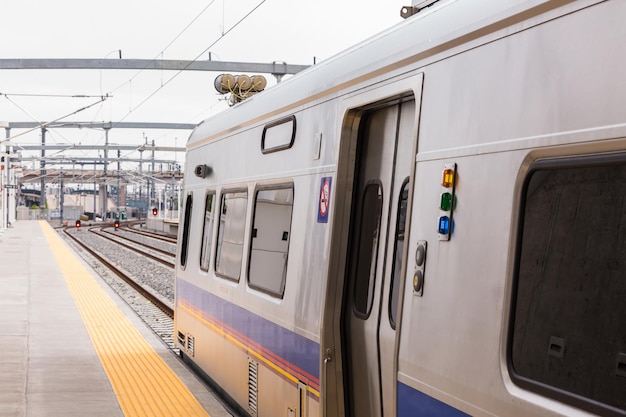 Trem leve para o Aeroporto Internacional de Denver na Union Staion.