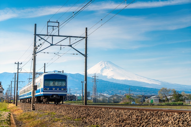 Trem local da linha jr izuhakone tetsudo-sunzu e do monte. fuji em mishima, shizuoka, japão