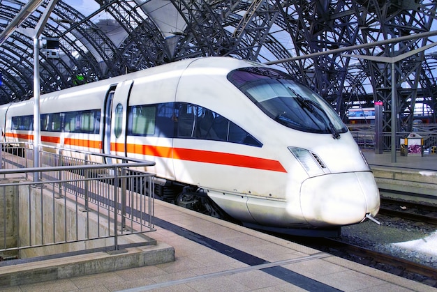 Trem moderno de alta velocidade pronto para partir da estação ferroviária.