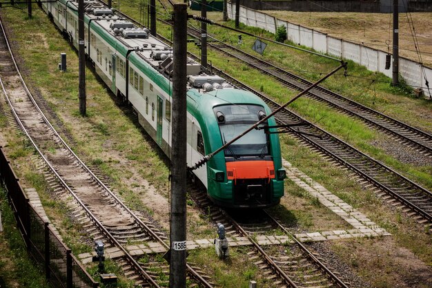 Trem moderno de alta velocidade. Treine na plataforma ferroviária. Paisagem industrial. Turismo ferroviário