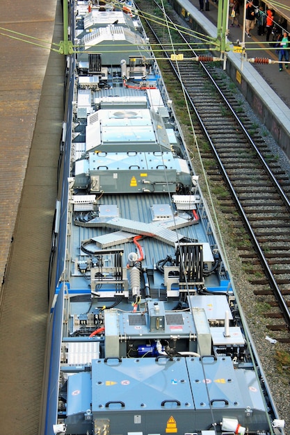 Trem moderno na estação de Estocolmo da hora do rush