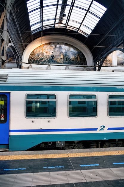 Trem na Estação Central de Milão, Itália