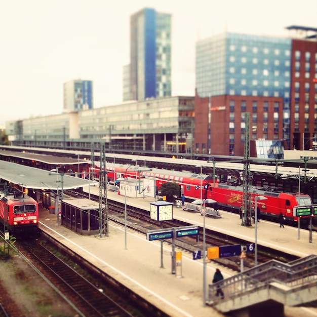 Foto trem na estação ferroviária