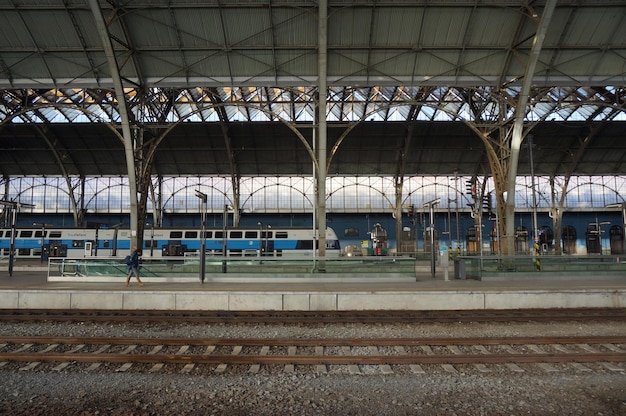 Foto trem na estação ferroviária