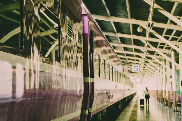 Foto trem na estação ferroviária