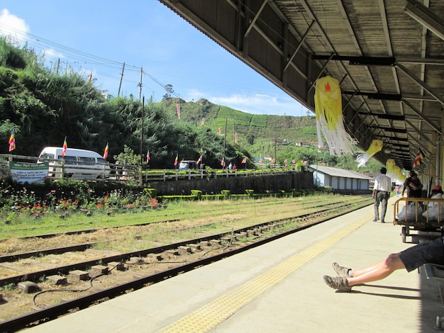 Foto trem na plataforma da estação ferroviária contra o céu