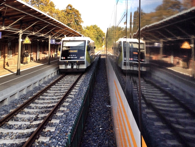 Trem na plataforma da estação ferroviária