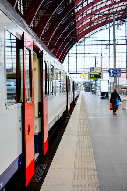 Trem na plataforma da estação ferroviária