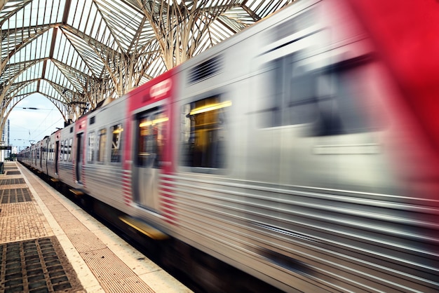 Trem na plataforma da estação ferroviária