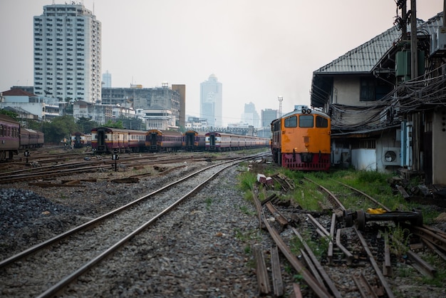 Trem não identificado nos trilhos da estação de bangkok. muitas pessoas na tailândia costumam viajar de trem porque é mais barato.