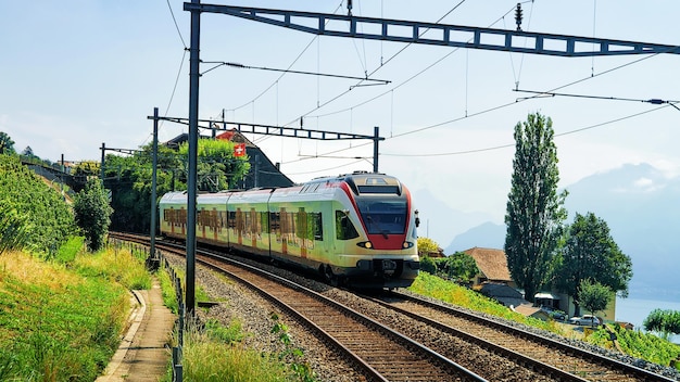 Trem no Vineyard Terrace of Lavaux perto do Lago Genebra e Alpes Suíços, distrito de Lavaux-Oron, Suíça