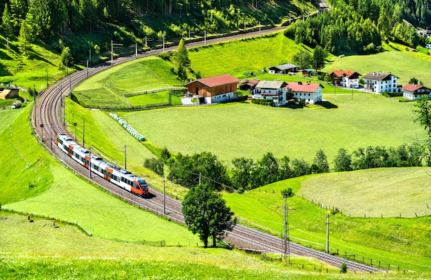 Trem regional na ferrovia do Brenner, nos Alpes austríacos