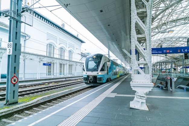 Trem regional parou na plataforma da estação ferroviária