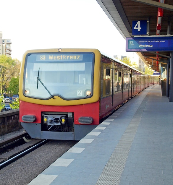Trem SBahn na estação em Berlim