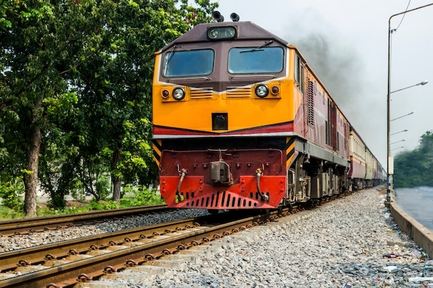 Foto trem tailandês em banguecoque, foco seletivo