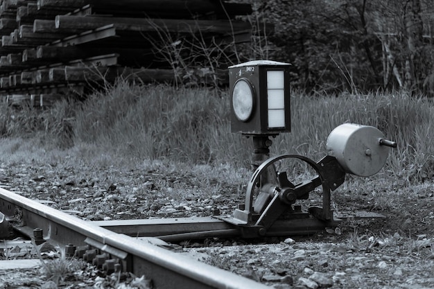 Foto tren abandonado en la vía férrea