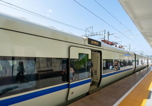 El tren de alta velocidad se detiene en la estación de tren