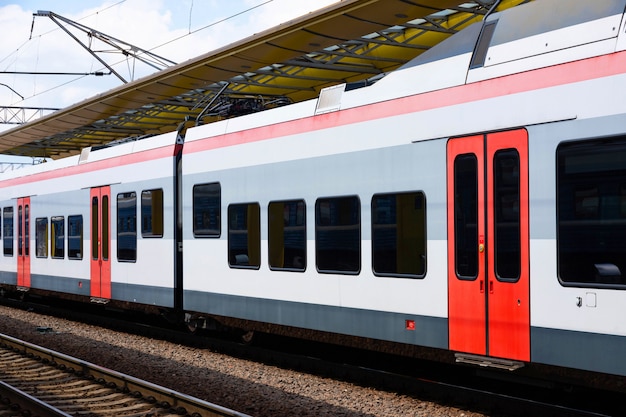 Tren de alta velocidad en la estación de tren.