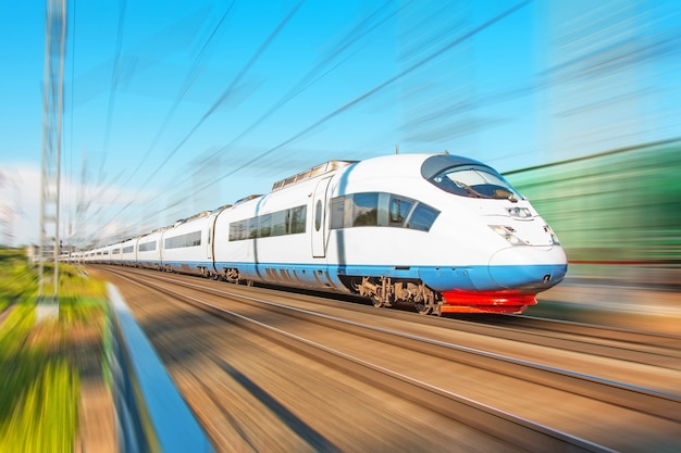 Foto el tren de alta velocidad viaja a alta velocidad en la estación de tren de la ciudad.