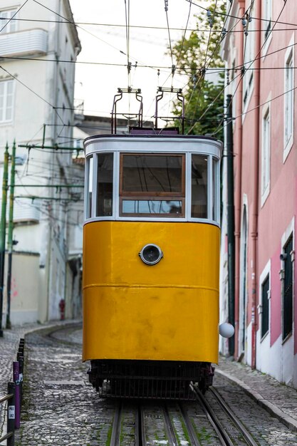 Foto tren amarillo en las vías del ferrocarril en la ciudad
