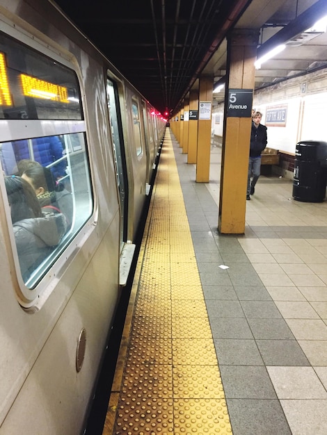 Tren en el andén de la estación de ferrocarril