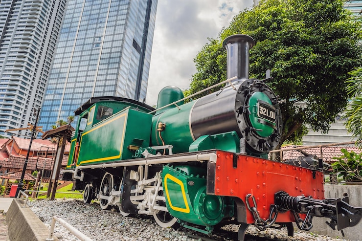 Foto tren antiguo en el fondo de rascacielos en malasia kuala lumpur