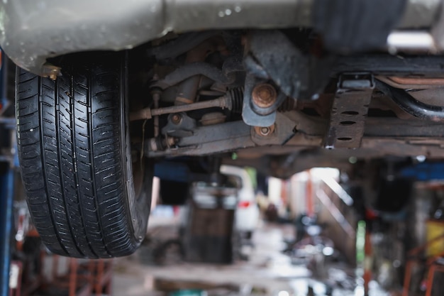 El tren de aterrizaje de un automóvil con un gato se levanta para realizar reparaciones.