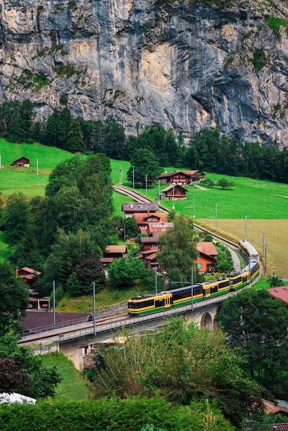 Tren atravesando el valle de Lauterbrunnen en Suiza