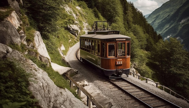 Un tren bajando una montaña con el número 37 en él