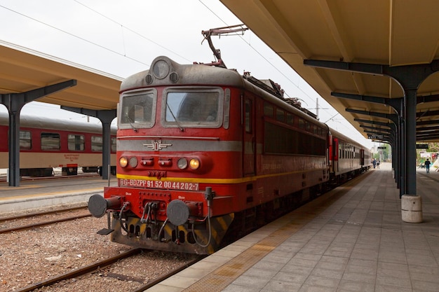 Tren BDZ Clase 42 en la estación de tren central de Burgas