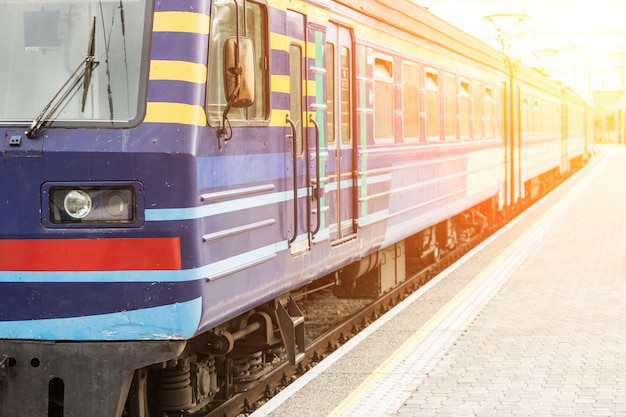 Tren borroso en la estación de Tallin