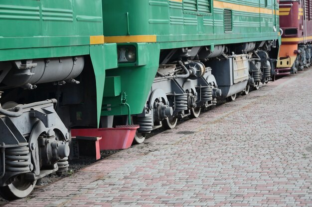 Foto tren en la calle de la ciudad