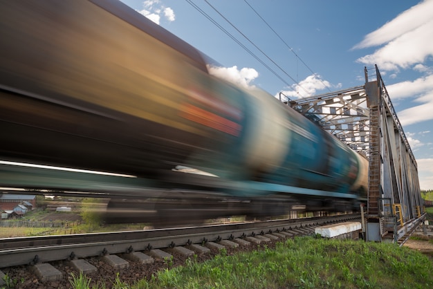 Tren de carga en movimiento