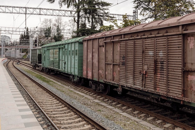 Tren de carga en la plataforma