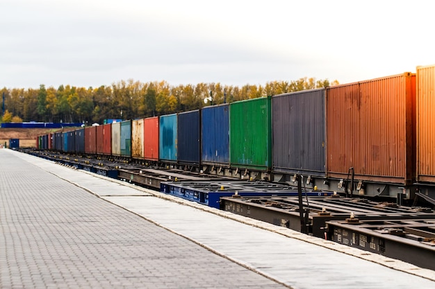 Tren de carga Transporte de contenedores de carga por ferrocarril Impoert concepto de logística de exportación Transporte por tren Plataforma de tren de carga