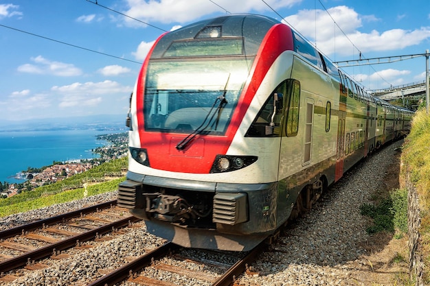 Tren cerca de terrazas de viñedos de Lavaux en el lago de Ginebra y los Alpes suizos, distrito de Lavaux-Oron, Suiza