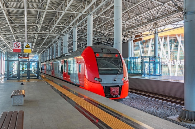 Tren de cercanías de pasajeros en la plataforma de la estación en espera de pasajeros