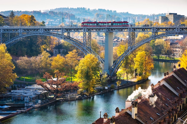 Tren en la ciudad de Berna en el puente Kirchenfeldbracke sobre el río Aar