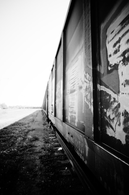 Foto el tren contra el cielo despejado