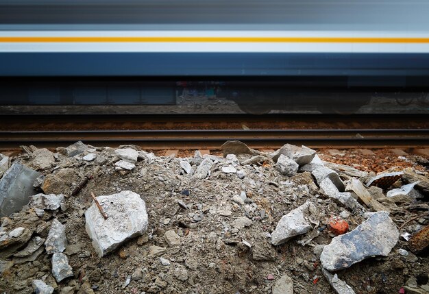 Tren corriendo abajo junto con el transporte de basura de cemento