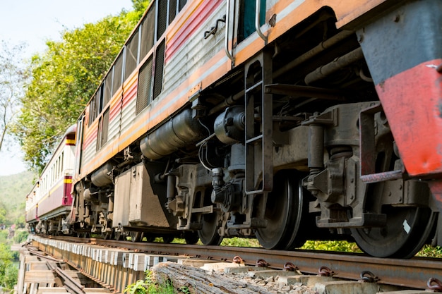 Tren corriendo en el ferrocarril de la muerte en Kanchanaburi, Tailandia