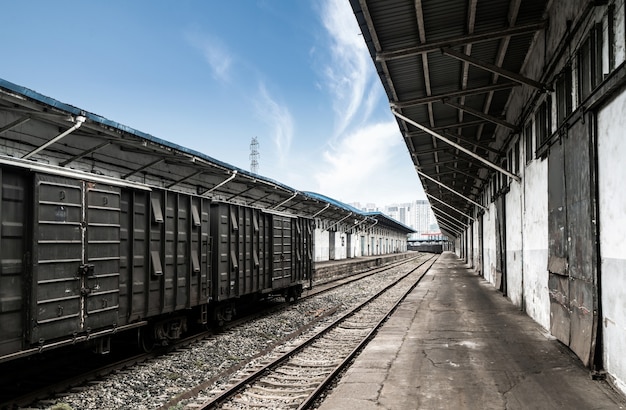 El tren se detiene en el centro logístico