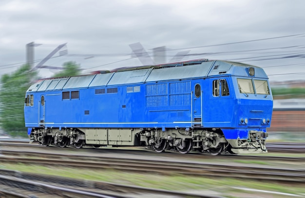 Tren diesel locomotora azul a alta velocidad en tren.