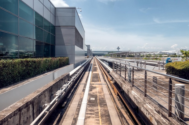 Tren eléctrico del aeropuerto en ferrocarril en la terminal