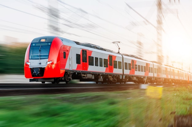 El tren eléctrico conduce a alta velocidad en la estación.