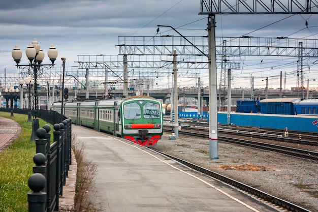 Tren eléctrico suburbano en la estación de tren.