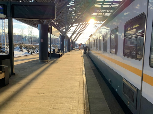 El tren se encuentra en la estación en un día soleado.