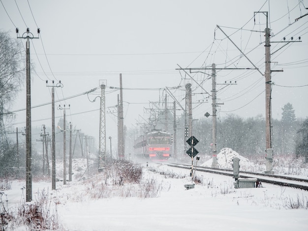 El tren está en movimiento en un día nevado de invierno. Rusia.