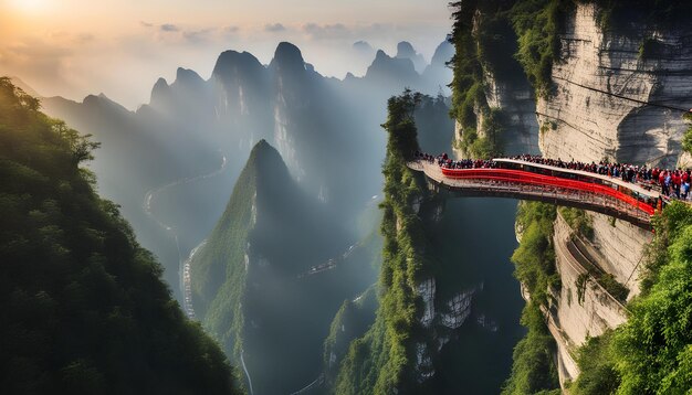 un tren está pasando por las montañas y va a la cima de una montaña