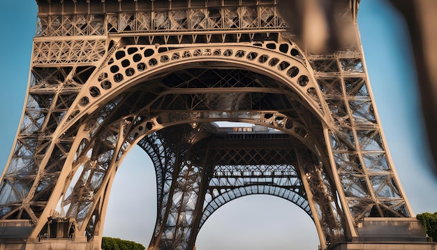 un tren está pasando por la torre Eiffel